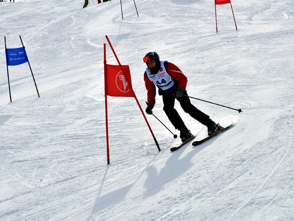 Skifahrer mit Startnummer 44 in der Kurve.